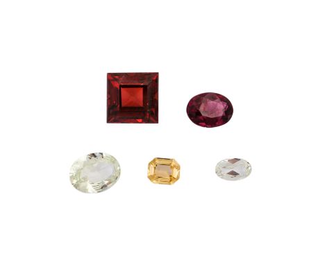   Konvolut Granate   von 2,54 (Spessartin, Treppenschliff) + 1,23 (Almandin, oval) + 0,30 (Grossular, Treppenschliff) + 0,25 