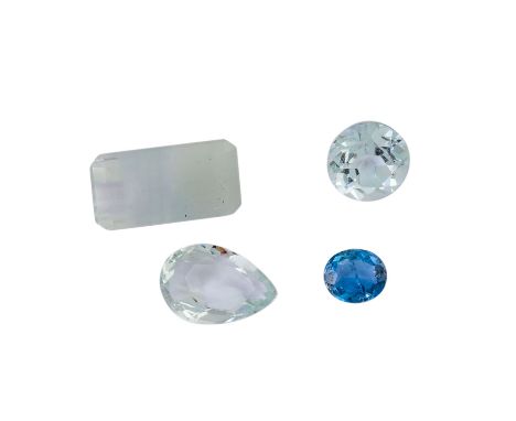   Konvolut Aquamarine   von 1,81 zus. (Tropfen und oval) + 1,42 (rund) + 3,00 (Treppenschliff) ct, sehr guter Zustand. Alle S