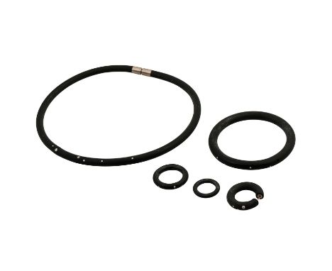   A. RIBEIRO Schmuckset Kautschuk   besetzt mit kleinen Brillanten gefasst in WG 18K, best. aus Collier (L: ca. 44,5 cm), Arm