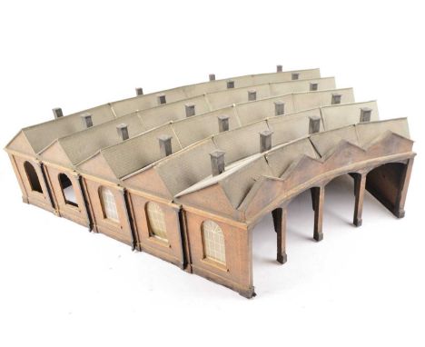 Scratchbuilt 0 Gauge wooden 4 Road Roundhouse style Engine Shed with lighting, well made shed, entrance 12'' wide, back 30'' 