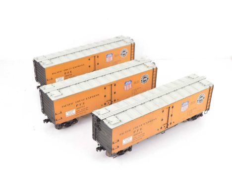 MTH G Scale American Southern Pacific Fruit Box Cars (6), Rust brown box cars with various running numbers, all fitted with K