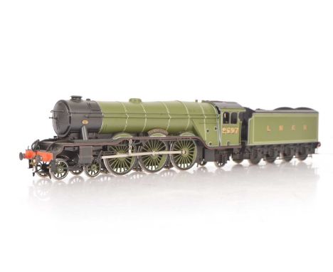 V A finescale 0 Gauge (2-rail) LNER Gresley 'A3' class 4-6-2 Locomotive and Tender by Bachmann Brassmaster (San Cheng), paint