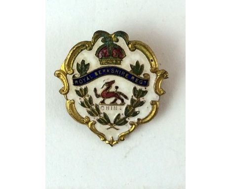 A WW1 white faced enamel and gilt sweetheart brooch to the Royal Berkshire Regiment 3cms x 3cms