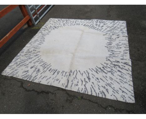 A LARGE VINTAGE WOOLLEN RUG APPROX 200 X 200 CM