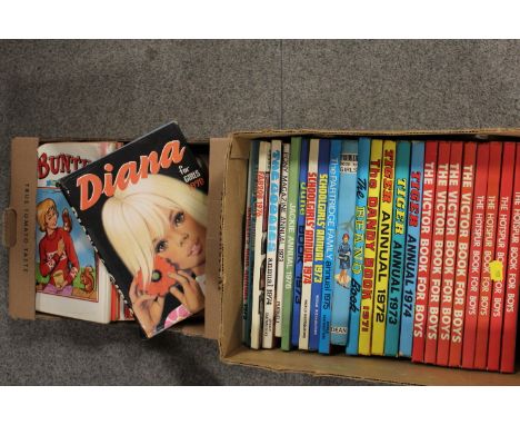 TWO TRAYS OF VINTAGE CHILDRENS ANNUALS