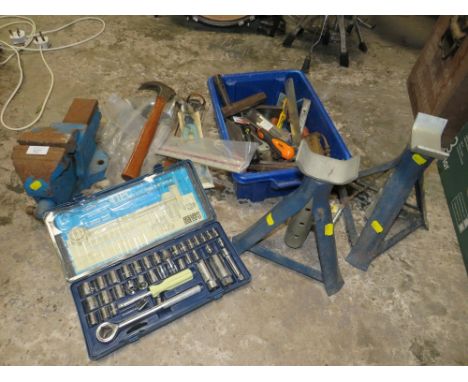 A SELECTION OF TOOLS, SOCKET SET, 2 AXLE STANDS, TROLLEY JACK AND A METAL WOODWORKING VICE