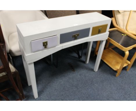 A MODERN THREE DRAWER CONSOLE TABLE W-97 CM TOGETHER WITH A MODERN IKEA RUG (2)