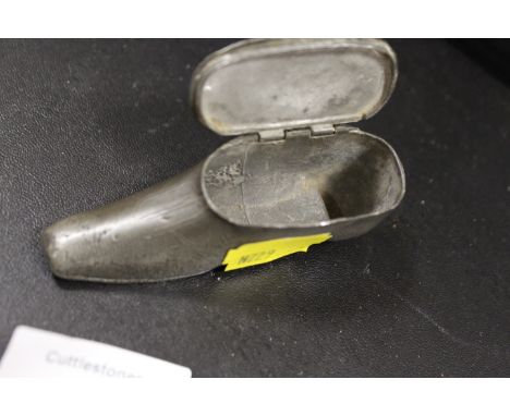 A VINTAGE NOVELTY SNUFF BOX IN THE FORM OF A SHOE