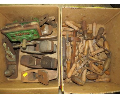 TWO TRAYS OF CARPENTERS TOOLS PLUS A SELECTION OF VINTAGE RAZORS ETC