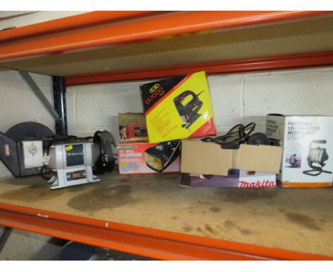 A SELECTION OF POWER TOOLS TO INCLUDE A WICKS WET AND DRY BENCH GRINDER, MAKITA ANGLE GRINDER, JIGSAW, BOSCH SANDER ETC