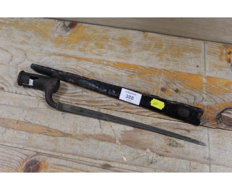 A VINTAGE / ANTIQUE AMERICAN BAYONET WITH SCABBARD - SCABBARD A/F
