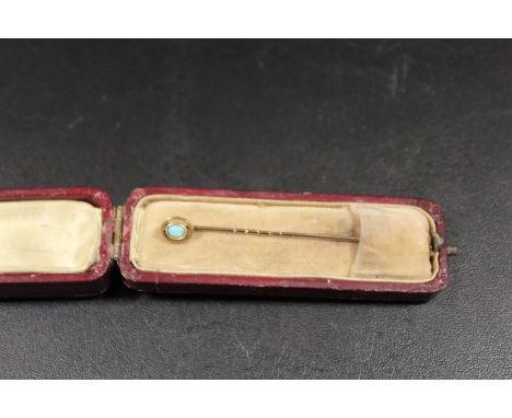 AN ANTIQUE GOLD STICK PIN SET WITH AN OPAL MARKED 15ct