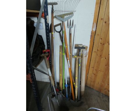 A LARGE SELECTION OF GARDEN TOOLS WITH A SET OF CHIMNEY / DRAIN RODS