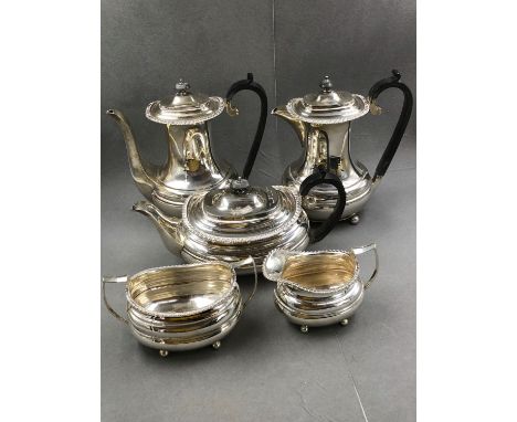A HALLMARKED SILVER FIVE PIECE TEA AND COFFEE SERVICE DATED 1933 SHEFFIELD FOR WILLIAM HUTTON &amp; SONS LTD. GROSS WEIGHT 25