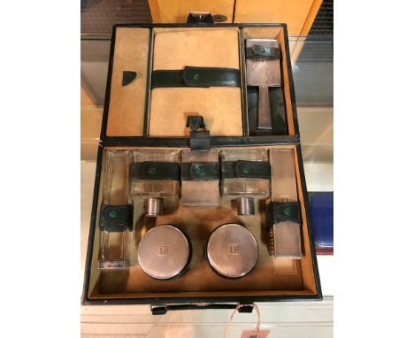 A SUEDE LINED GREEN LEATHER DRESSING CASE WITH 800 SILVER FITTINGS ENGINE TURNED ABOUT THE INITIALS A de R