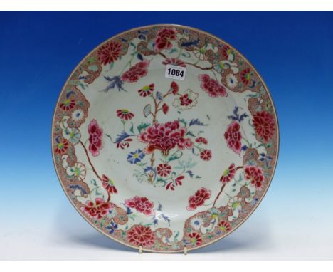 AN 18th C. CHINESE FAMILLE ROSE DISH PAINTED WITH FLOWERS WITHIN A SHAPED RED AMMONITE SCROLL RIM BAND.   Dia. 35cms. TOGETHE