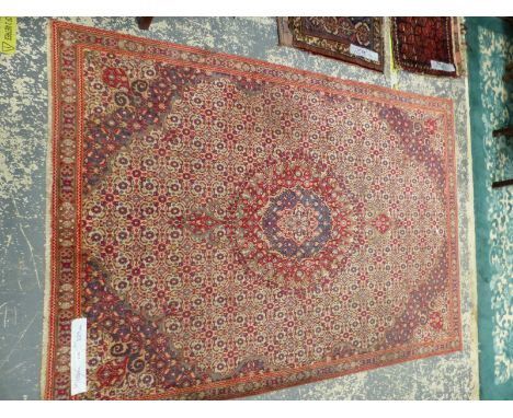 A PERSIAN RUG OF CLASSIC DESIGN.  229 x 155cms