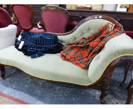 A VICTORIAN MAHOGANY BUTTON BACKED SHOW FRAME CHAISE LONGUE UPHOLSTERED IN PALE GREY VELVET, THE CABRIOLE LEGS ON CERAMIC CAS
