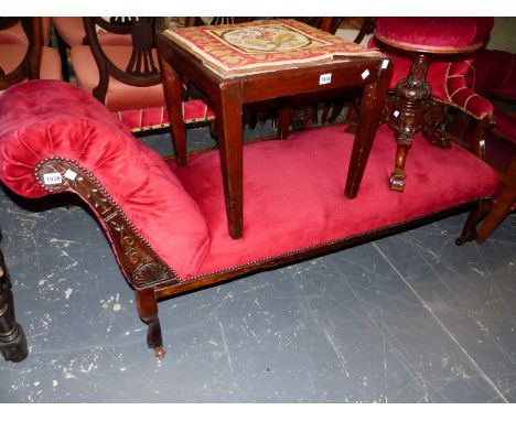 A LATE VICTORIAN MAHOGANY CHAISE LONGUE UPHOLSTERED IN RED VELVET, ONE END BUTTON BACKED, THE UPHOLSTERED TOP RAIL TO ONE SID