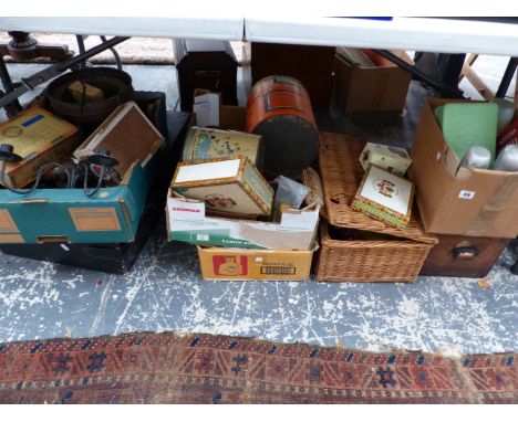 A QUANTITY OF VARIOUS COLLECTABLES TO INCLUDE CIGAR BOXES, VARIOUS VINTAGE TINS, METAL WARES, A PICNIC BOX, VINTAGE TOOLS ETC