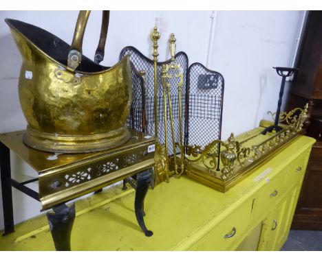 A VICTORIAN BRASS AND IRON FOOTMAN, A FENDER, FIRE GUARD AND TOOLS. 