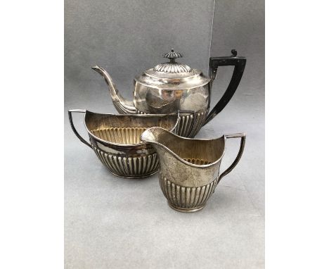 A HALLMARKED SILVER THREE PIECE TEA SET DATED 1913 LONDON FOR WILLIAM HUTTON. GROSS WEIGTH 864grms. 