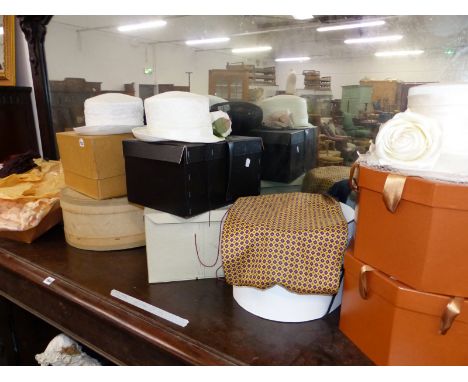 A QUANTITY OF VINTAGE LADIES HATS TO INCLUDE DESIGNER JEAN BIGGS TOGETHER WITH A HARRIS TWEED LARGE HANDBAG, VINTAGE DRESSES,