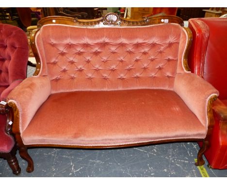 A EDWARDIAN&nbsp; MAHOGANY SETTEE BUTTON BACKED IN PINK VELVET BELOW A TOP RAIL CENTRED BY AN ANTHEMION OVAL, THE CABRIOLE LE