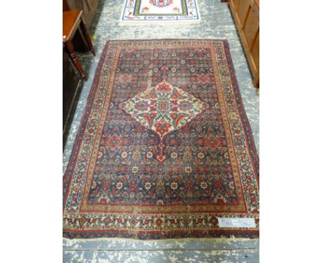 AN ANTIQUE PERSIAN RUG 190 x 136cm