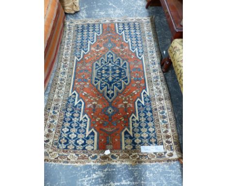 AN ANTIQUE PERSIAN HAMADAN RUG 190 x 129cm
