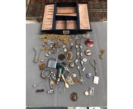 A VINTAGE 3D PIECE COIN BRACELET, A GARNET SET BOW BROOCH,A MARCASITE NECKLACE, VARIOUS COSTUME JEWELLERY ETC. 
