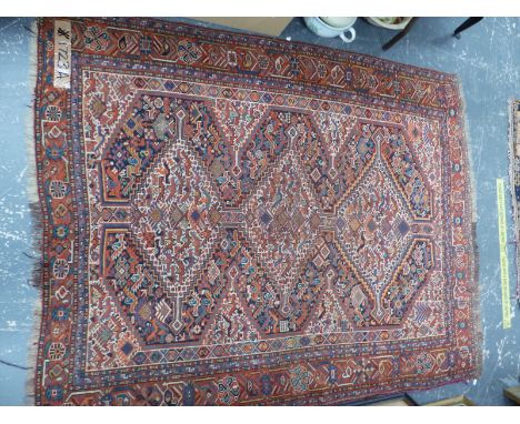 AN ANTIQUE PERSIAN SHIRAZ RUG 187 x 147 cm