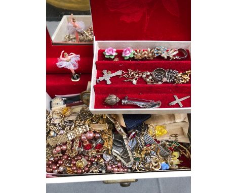 A LARGE QUANTITY OF VARIOUS JEWELLERY TO INCLUDE A SILVER POSY BUTTONHOLE BROOCH, VARIOUS LADIES WRISTWATCHES, HUNT CUFFLINKS