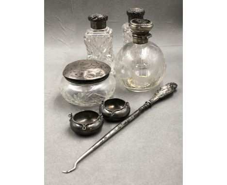 AN EDWARDIAN DRESSING TABLE JAR WITH HINGED INLAID SILVER AND TORTOISE SHELL LID, DATED 1909 BIRMINGHAM, TOGETHER WITH TWO CU