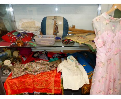 A COLLECTION OF INTERESTING VINTAGE TEXTILES, LACE MAKING BOBBINS, A CUSHION ETC. 