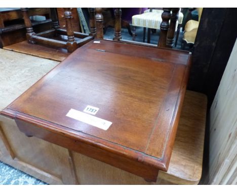 A VICTORIAN MAHOGANY WRITING SLOPE, THE SLOPING LID OPENING ONTO A TWO DRAWER COMPARTMENT WITH INKWELL RECEIVERS FLANKING A P