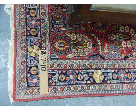 AN ANTIQUE PERSIAN SAROUK RUG 208 x 139cm