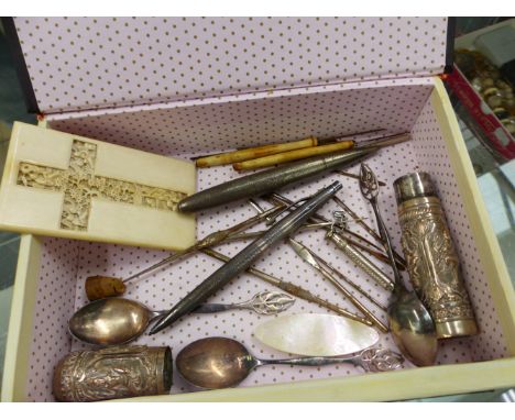 A VINTAGE EASTERN WHITE METAL NEEDLE CASE, THREE HALLMARKED SILVER COFFEE SPOONS, TWO PROPELLING PENCILS, AN EASTERN IVORY CA