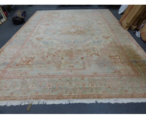 AN UNUSUAL BESPOKE ORIENTAL CARPET OF HERIZ DESIGN, 539 X 378cm