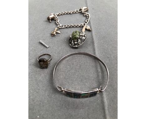 A SILVER AND SMOKEY QUARTZ RING, A 9ct WHITE GOLD CZ PENDANT, A SILVER AND HARDSTONE SCOTTISH BROOCH, A CHARM BRACELET, AND A