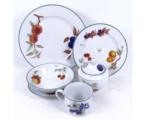 Royal Worcester Evesham Vale tea and dinner service for 8 people, complete 