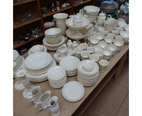 A extensive Wedgwood creamware Edme pattern dinner and tea service, including meat plates, dinner plates, tea set, comports, 
