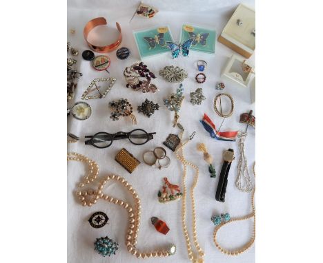 Assorted costume jewellery including brooches, earrings, bangle, rings, faux pearls, 