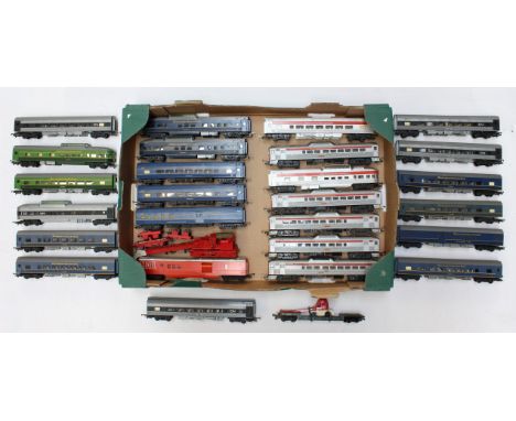 Model Railway: A collection of assorted model railway OO Gauge coaches to include: Transcontinental, VR, CN and others. Unbox