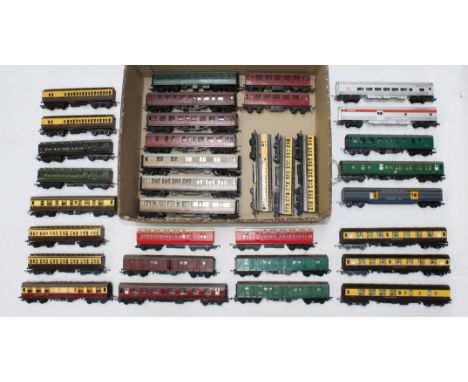 Model Railway: A collection of assorted model railway OO Gauge coaches. Unboxed. Used condition, but visually good. Please as