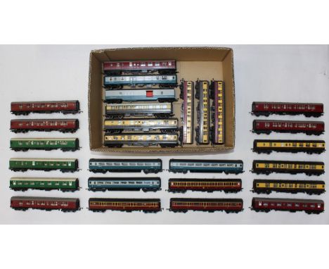 Model Railway: A collection of assorted model railway OO Gauge coaches. Unboxed. Used condition, but visually good. Please as