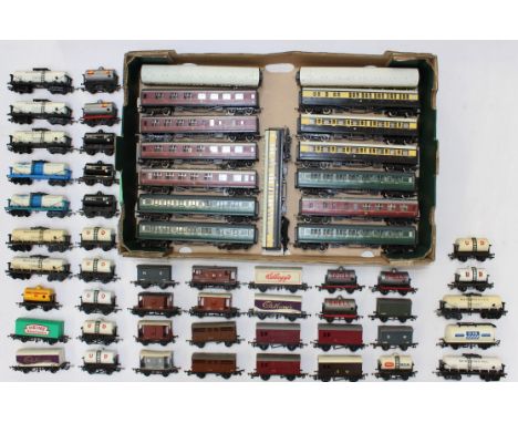 Model Railway: A collection of assorted model railway OO Gauge coaches, together with various rolling stock wagons, tankers a