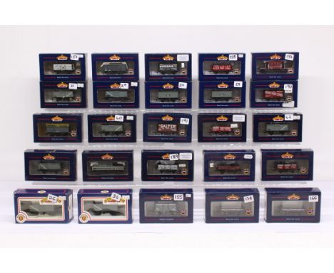 Bachmann: A collection of twenty-five boxed Bachmann, OO Gauge rolling stock wagons. Original boxes, general wear expected wi