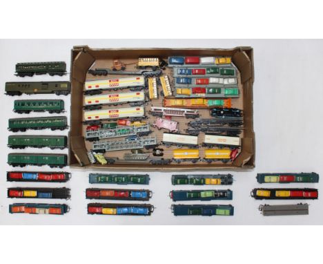Model Railway: A collection of assorted model railway OO Gauge rolling stock to include: Car Transporters, Milk Van, wagons a