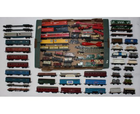 Model Railway: A collection of assorted model railway OO Gauge rolling stock wagons, tankers and more. Unboxed. Used conditio